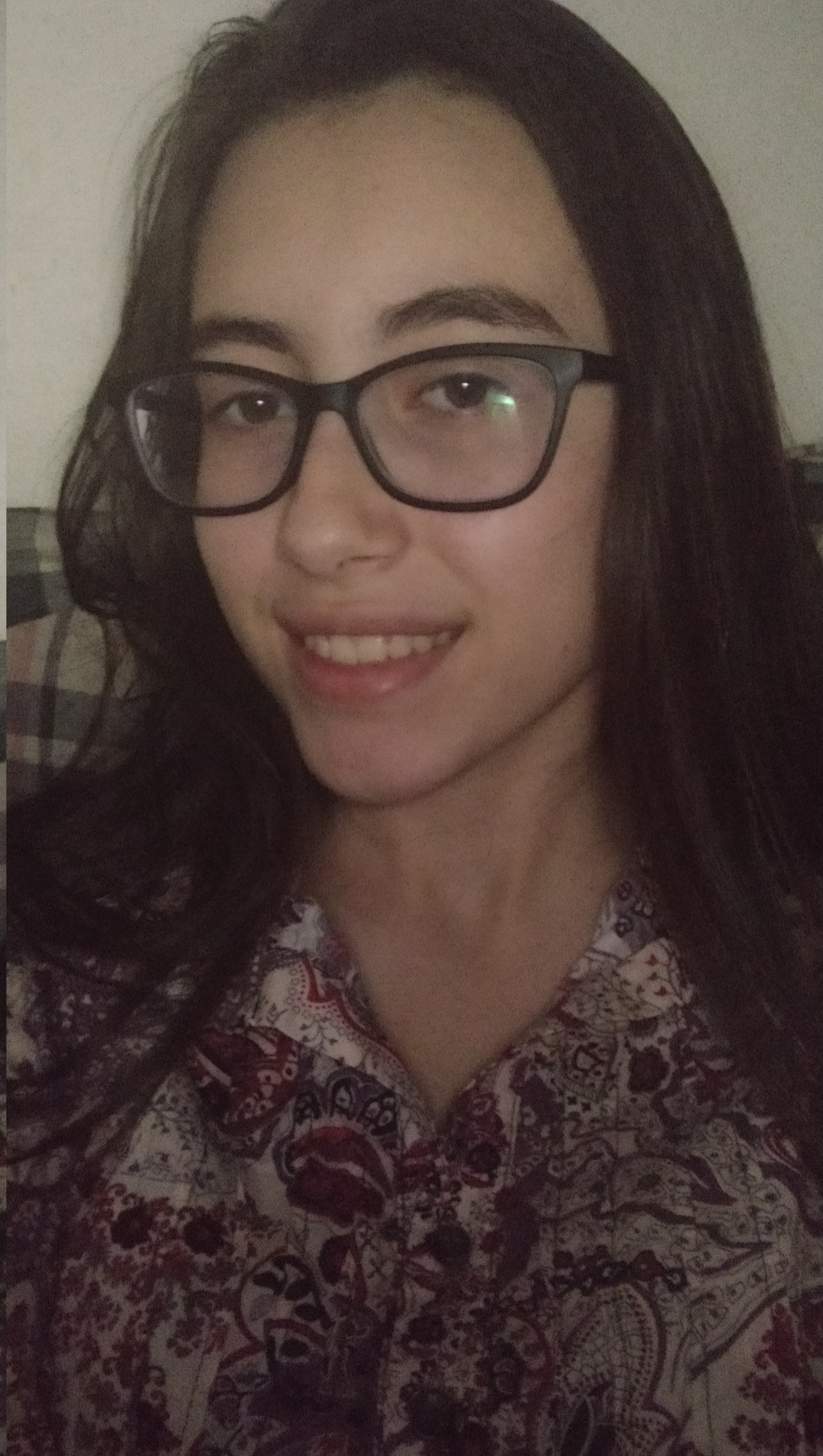 Mi foto: joven caucásica con pelo negro y lentes, sonriendo.