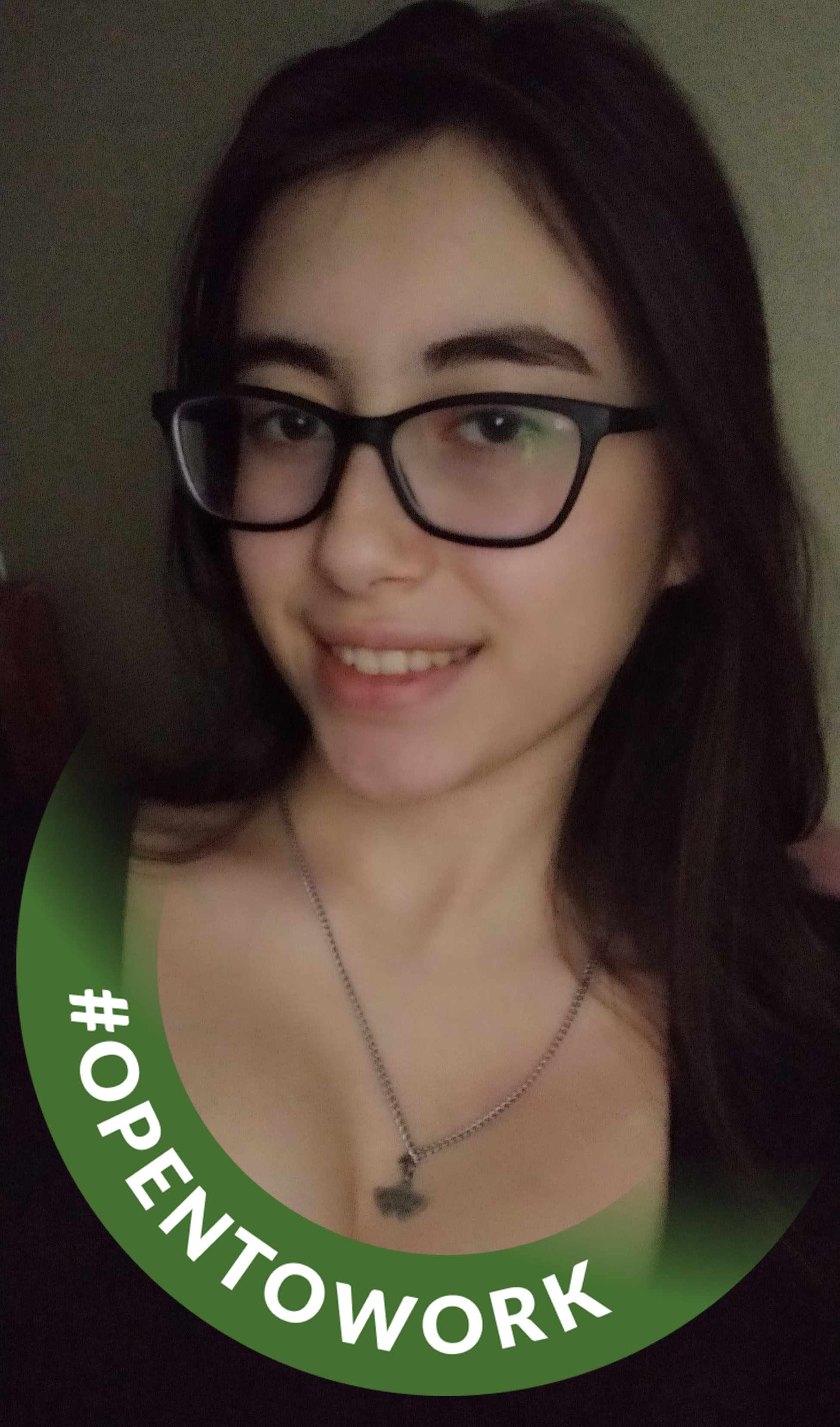 Mi foto: joven caucásica con pelo negro y lentes, sonriendo.