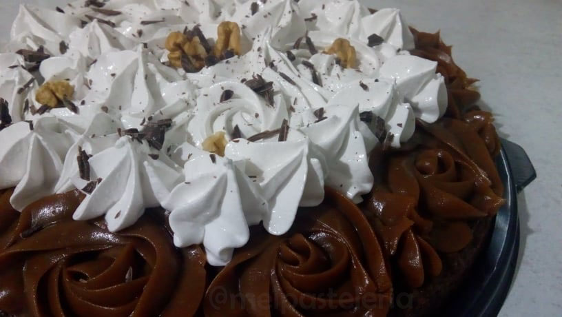 Tarta marquise brownie: base de brownie, dulce de leche, merengue.