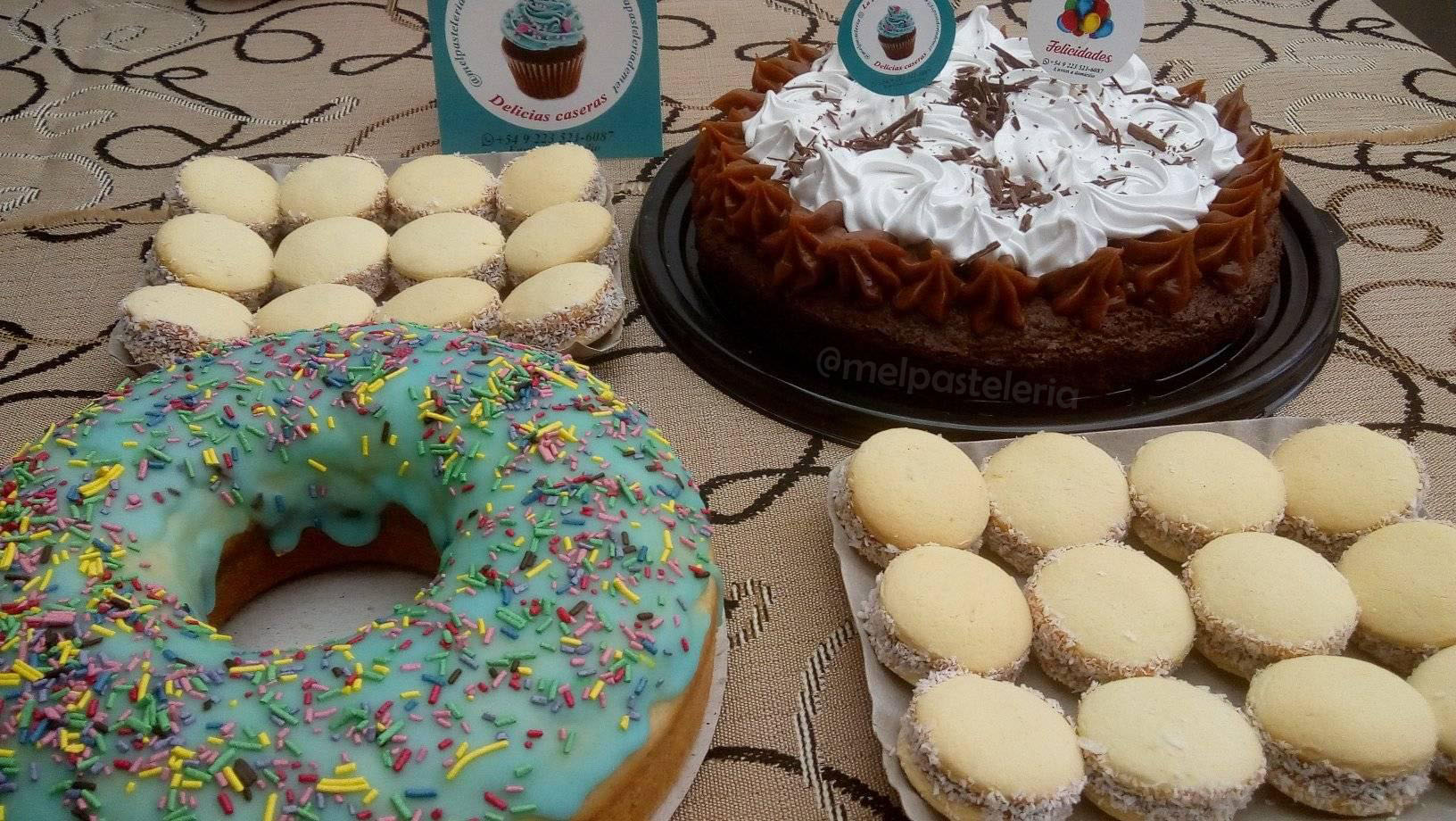 Tarta marquise brownie, torta dona glaseada, alfajores de maicena.