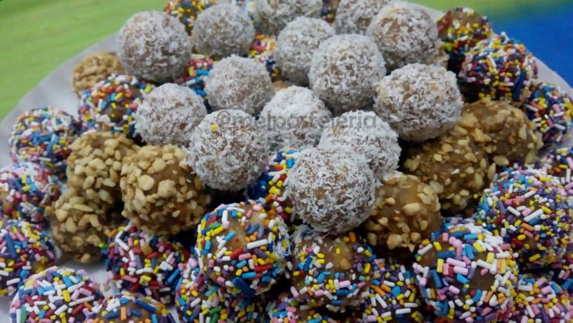 Trufas decoradas con coco, granas, y crocante de maní.